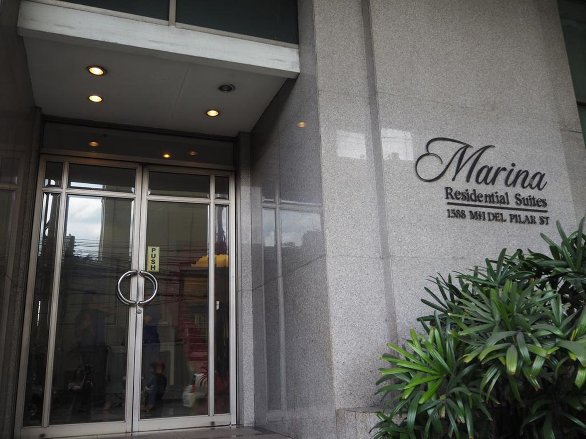 Suites De Marina Manila With Netflix Exteriör bild